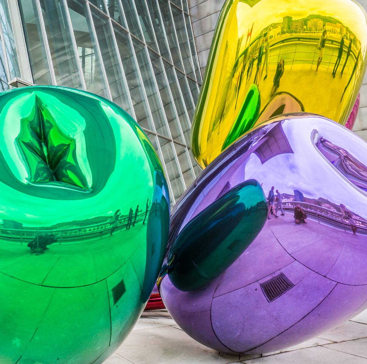 The Tulips sculpture by American artist Jeff Koons adjacent to the Guggenheim Museum Bilbao | Photo by Mike Hudak